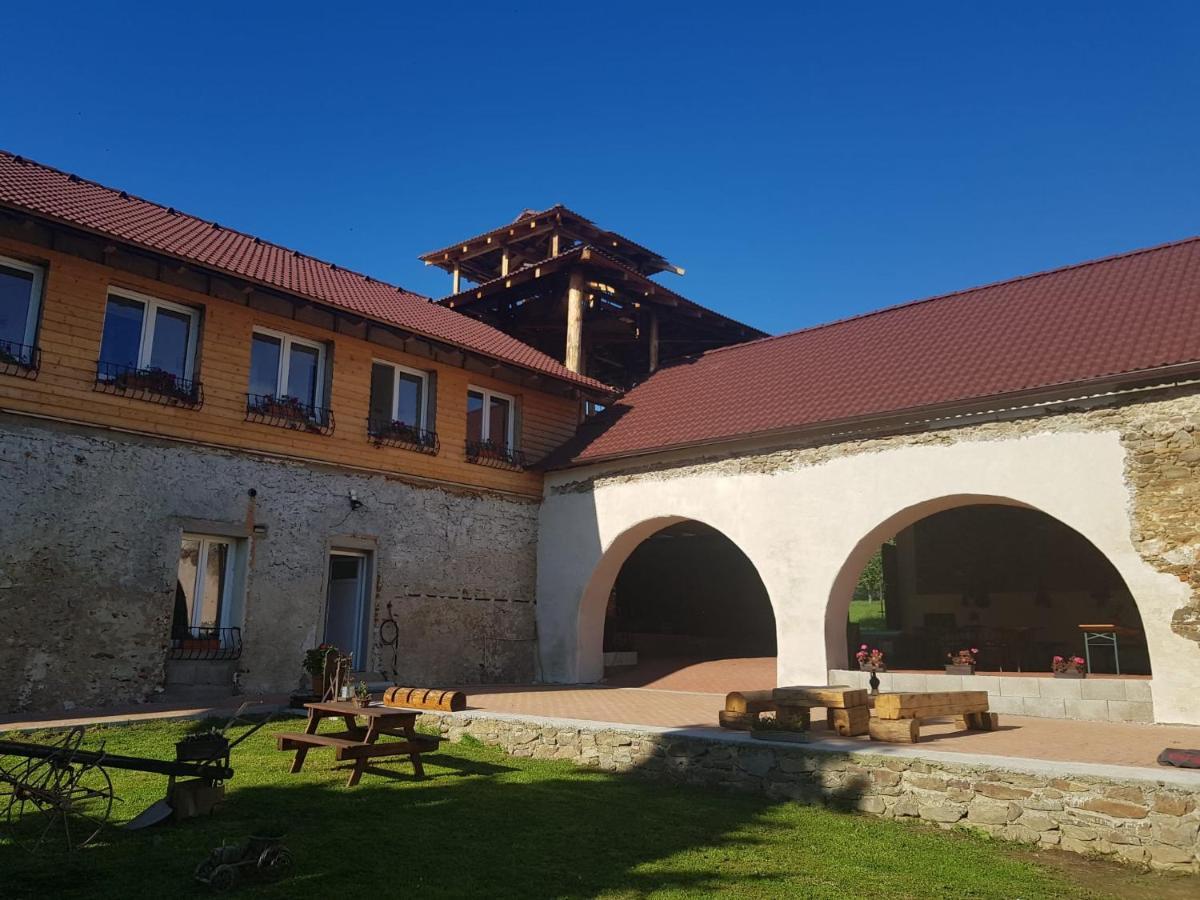 Penzion Tvrz Dub u Tábora Ratiborske Hory Esterno foto